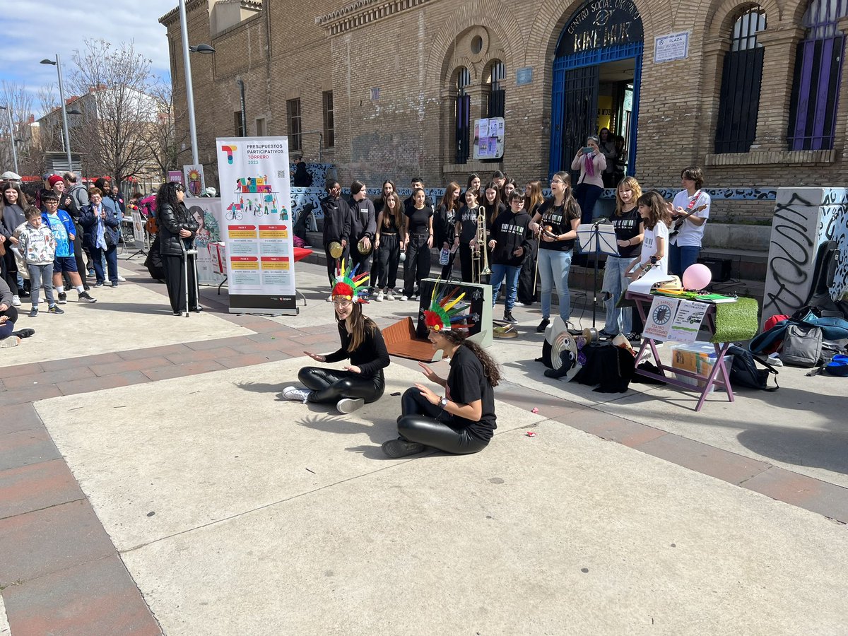 Ayer l@s blecuan@s enlorquecid@s llenaron la Plaza de la Memoria Histórica de versos, canciones y muchos aplausos ¡Aquí también van los nuestros! 👏👏 ¡Sois muy 🔝🔝! <a href="/InnovaEducAr/">InnovaEducAr</a> <a href="/RedEvolucionAr/">RedEvolucion</a> <a href="/C_Comunicativa/">COMPETENCIA COMUNICATIVA</a> <a href="/PoesIaxrallevar/">Poesía para llevar</a>