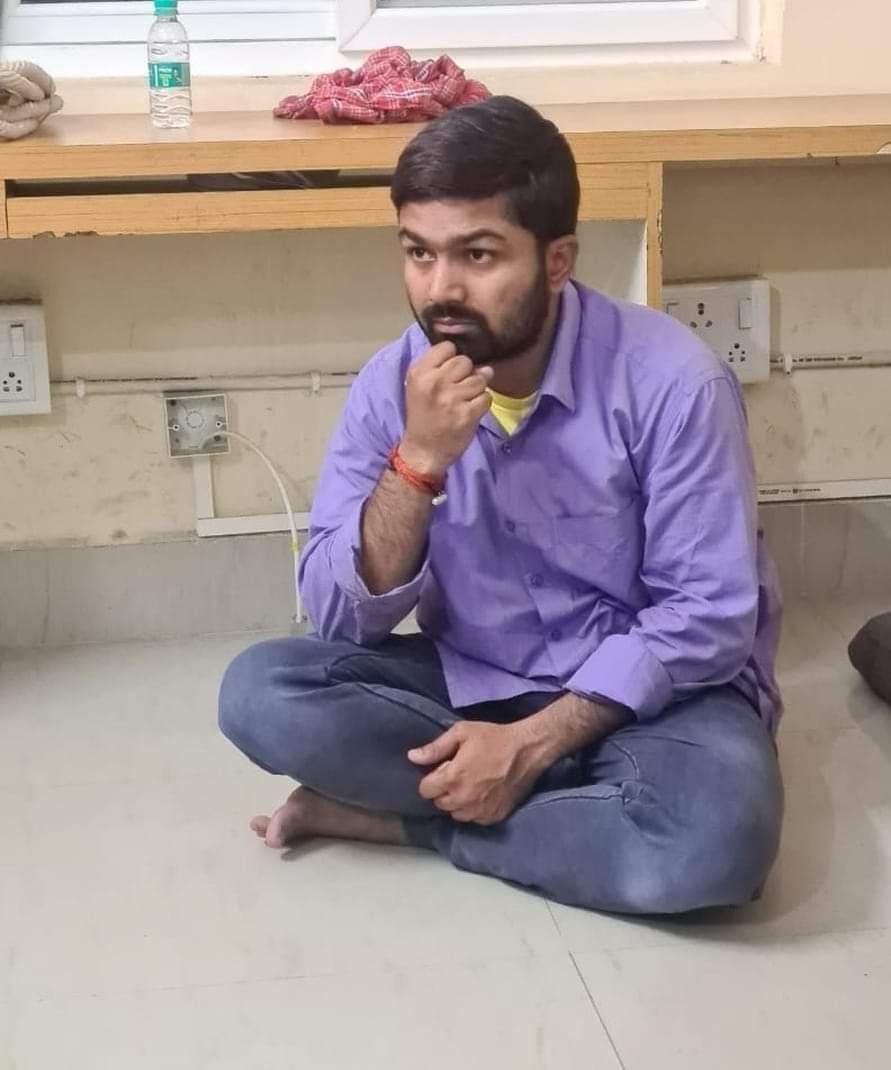 ankitkrshahi's tweet photo. क्या हार में क्या जीत में
कंचित नहीं भयभीत मैं 
कर्तव्य पथ पर जो मिला 
यह भी सही वो भी सही
वरदान नहीं मांगूगा 
हो कुछ भी पर हार नहीं मांगूगा 
कुछ बात अलग है 
जो महज 30 - 32 वर्ष का एक नौजवान नें राजकुमार के तिलिस्म को चुनौती दिया है ।
@SachTakNo1 
@NitishKumar 
@yadavtejashwi https://t.co/rmULCSf7oM