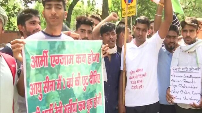 DharmaramGurj17's tweet photo. दुनिया में कोई perfect नहीं है,
मजबूत बने और कभी हार ना माने..!!✊
#JusticeForDefenceStudents
#SupremeCourtOfIndia
#Armyexam
#Airforcejoining
@Ravindra_Fouji
@PMOIndia https://t.co/QS8py5cuzU