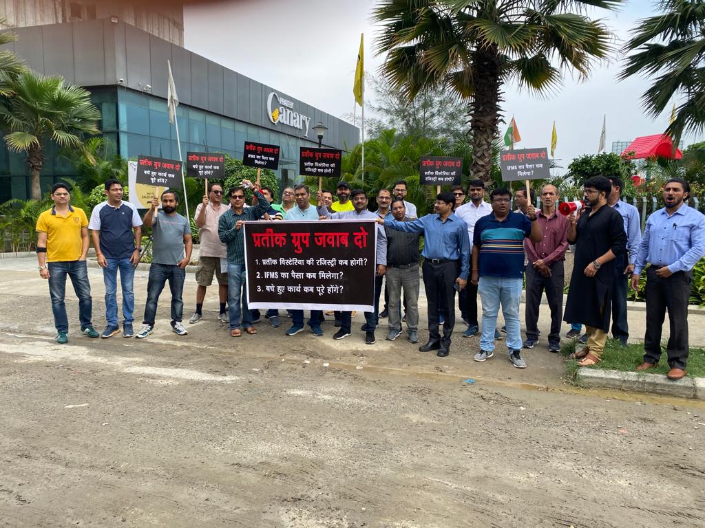 NiteshRahana's tweet image. Protest against Prateek Group @prateekgroups @CeoNoida @AnupamV230370 @bbpremi @RAJEEVSBSYADAV @rockme26 @AmarUjalaNews @TimesNow @NavbharatTimes