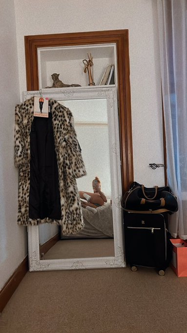 4 pic. Trouble never looked so fine https://t.co/UIwIynxEuX