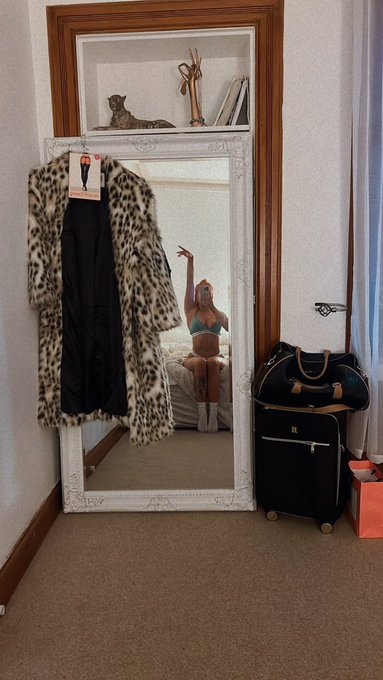 3 pic. Trouble never looked so fine https://t.co/UIwIynxEuX