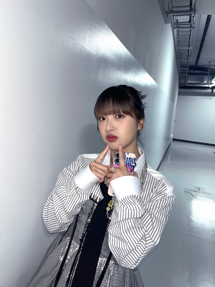 [📸] 뀨잉 도라 서울패션위크 완료✔️ (계단이 생각보다 길어 조심조심 내려갔다는 귀여운 소문이🤫😉)
ㅤㅤ
#ADORA #아도라
#SeoulFashionWeek #서울패션위크