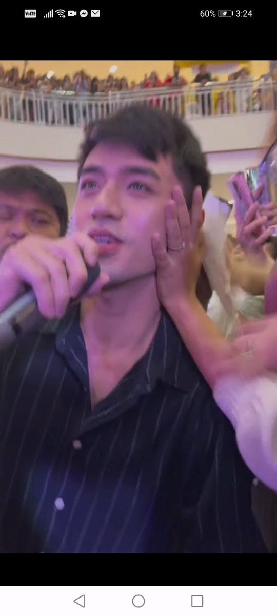 Hey guys, hindi sa overprotective ako ha kasi mallshow nman to random mga tao dito, pero kung fan ka ni David, sana walang ganito ha. Ingatan at respect din natin si D. Thank you.

DAVID AT FASHION WEEK
#DavidLicaucoForBENCH
#DavidLicauco
