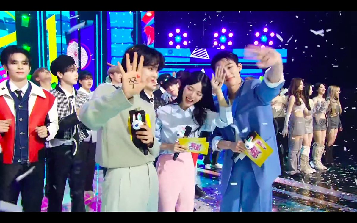 🫧 on Twitter "not the 2nd row jus joking around 😭 like WE SEE YOU 😭"