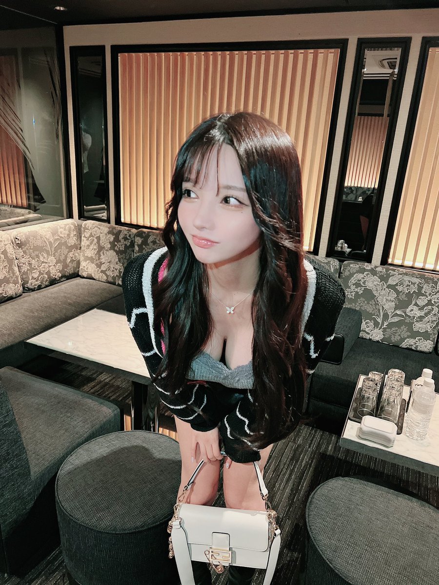 reina__asuka's tweet photo. 彼氏の近くにいて欲しくない女 https://t.co/nzQ83ieCUM