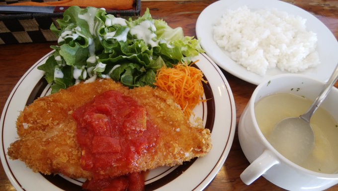 五反田駅前の【プラネット】にてコルトンブルー食べました！チキンカツのチーズサンドなのですが、揚げたてなので美味しいです！