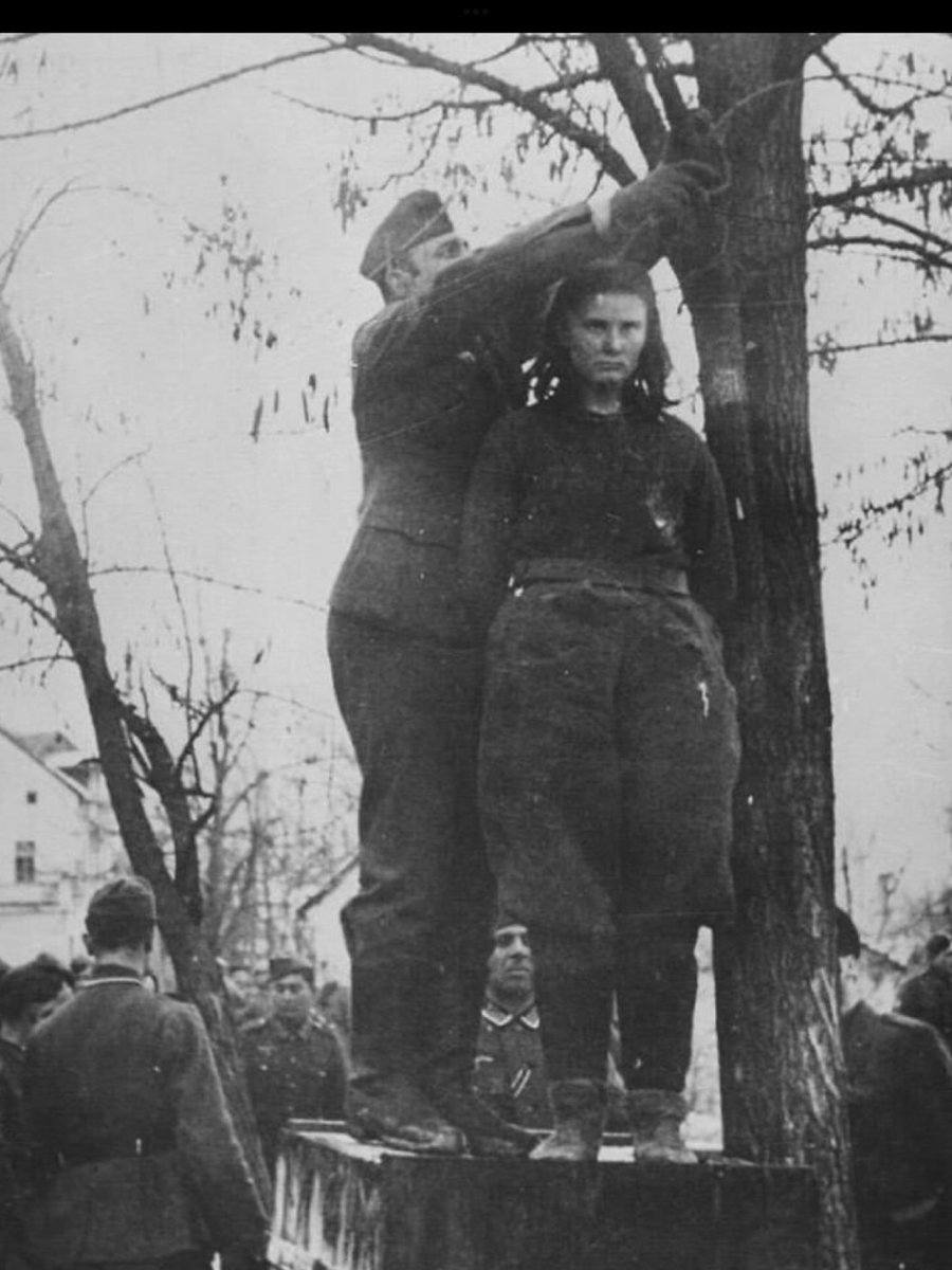 huguesmarganne's tweet photo. quand les #Nazis ont demandé à Lepa #Ravic 17 ans de dénoncer ses complices avant de la pendre , elle a répondu “ Vous le saurez quand ils viendront me venger” https://t.co/Dl3W6urJk2