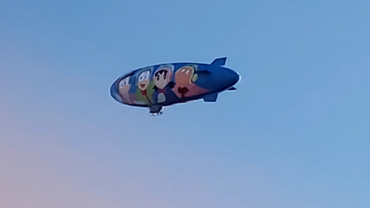 出先でドラえもんの飛行船飛んでて思わず写真撮った*˙︶˙*)ﾉ"
画質荒め