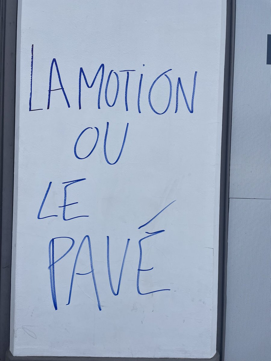 eciotti's tweet photo. Cette nuit ma permanence a été caillassée.

Les nervis qui ont fait ça veulent par la violence faire pression sur mon vote lundi.

Jamais je ne céderai aux nouveaux disciples de la Terreur. https://t.co/8sgs3q85HF