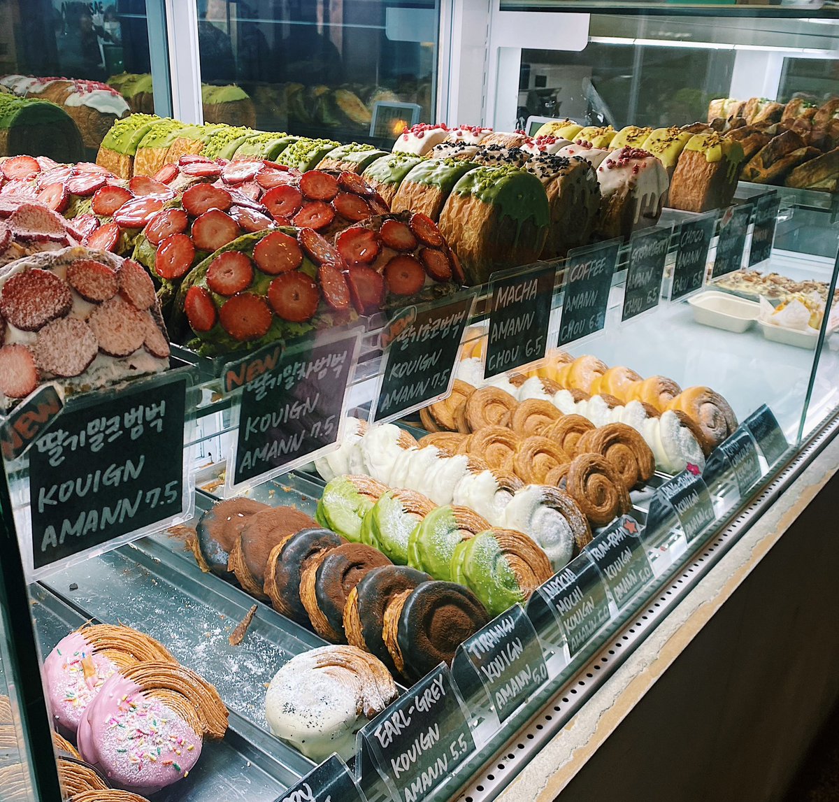 서울앵무새 쇼케이스 상태
ㅋㅋㅋㅋ
걍 웃음만 나온다ㅋㅋ
여기서 머리 맞대고 케이크 골랐을 생각하니까 어처구니가 없네ㅋ