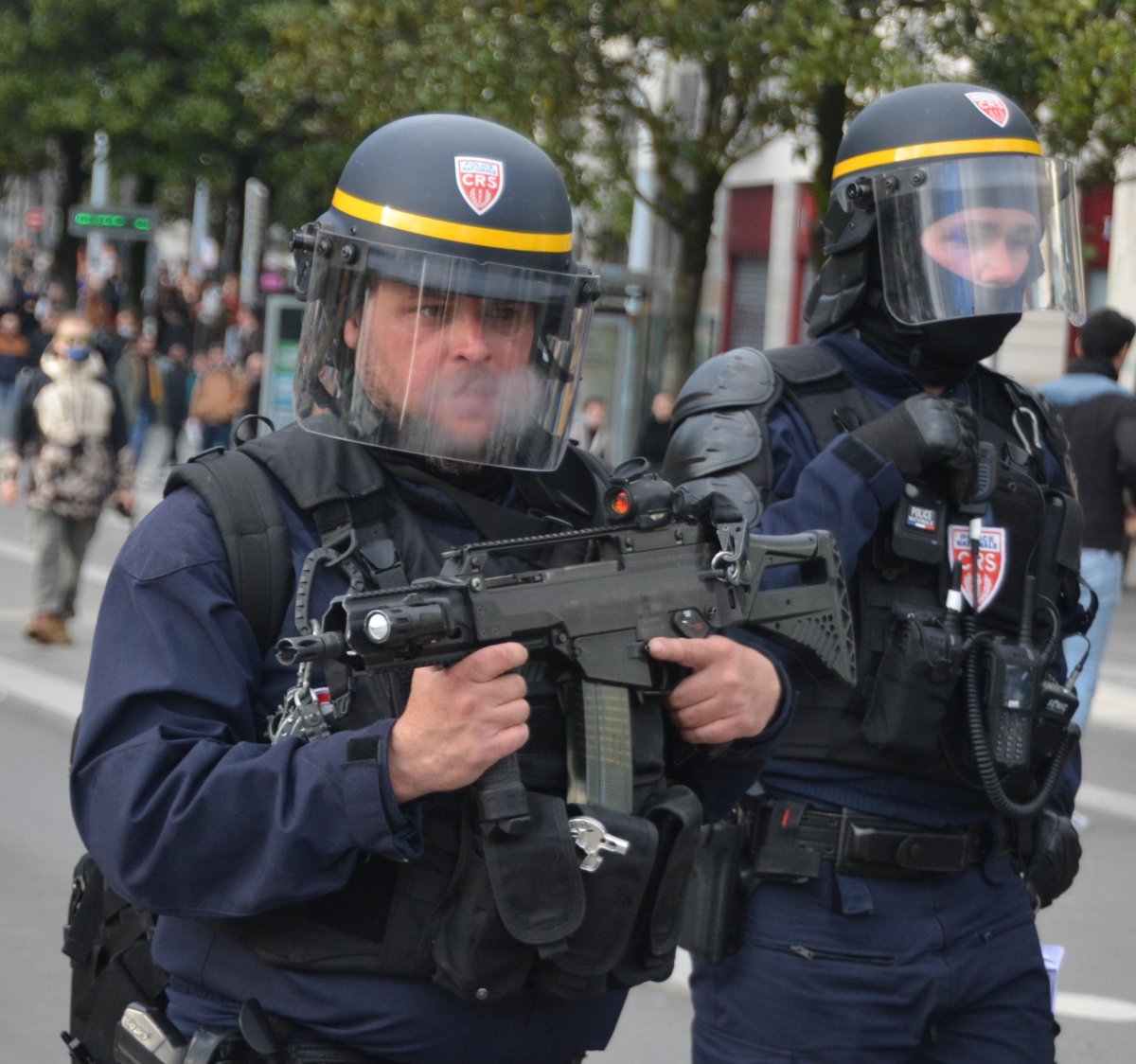 ContreAttaque_'s tweet photo. Le HK G36 est un fusil d'assaut de la firme Heckler et Koch, calibre 5,56 mm.

La police française en a été dotée au nom de l'antiterrorisme. Il tire jusqu'à 750 coups par minute.

Ici, brandi par un CRS dépassé, au cœur de Nantes, entre les manifestants et les badauds. https://t.co/wB5DJexi51