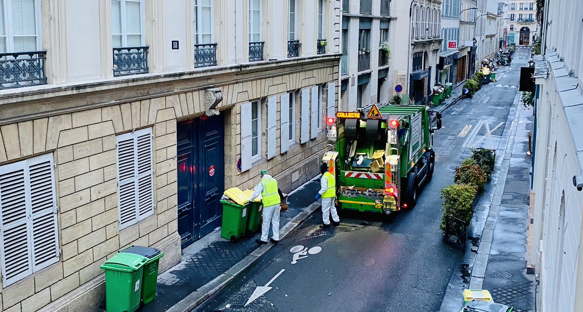 Mairie9Paris's tweet photo. Si votre rue a été collectée, il est conseillé de rentrer les bacs vides dans les immeubles et de ne pas les laisser sur l’espace public dans les prochaines 48h pour permettre aux bennes, dans les jours qui viennent, de résorber aussi le tonnage sur le reste de l’arrondissement https://t.co/9nizoHHXLm