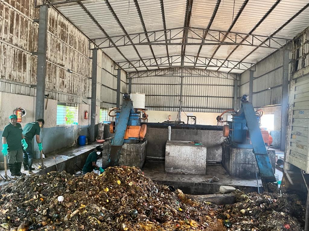 AroraAmanSunam's tweet photo. Had a fruitful plant visit along with PEDA Officials Sh.Sumeet Jarangal&amp;Sh MP Singh at Sustainable Impacts,Bengaluru 2study Municipal&amp;Agri waste 2 CNG&amp;CBG production which can prove 2b blessing for Pb
⁦⁦@BhagwantMann⁩ is committed to transform Pb a leader in Green Energy https://t.co/5NMI5uFLtv