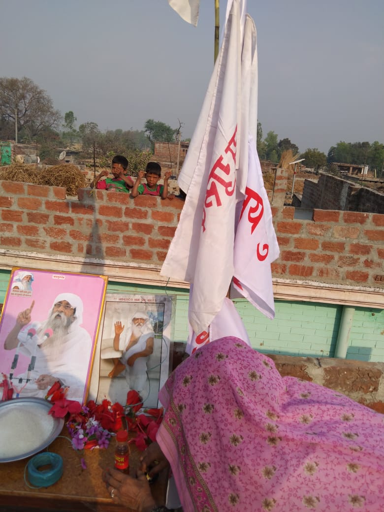 JaiBaha46902741's tweet photo. जयगुरुदेव ध्वजा लहराये, मानव जीवन सफल बनाये ।।
सत्य अमृत रस झरने वाला, भक्ति भावना भरने वाला। 
दुनिया का तम हरने वाला, देशों देश विचरने वाला । 
शान्ति ध्वजा नभ में फहराये।
जयगुरुदेव ध्वजा लहराए।
मानव जीवन सफल बनाए।
आओ मुक्ति दिवस मनाएं
#जयगुरुदेव_ध्वजा_फहराएं https://t.co/SKNjTvNn8T