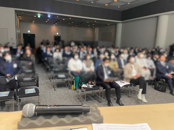 会場にいる方の8割がスーツという超真面目な現場でクリエイターと政治の関わり方についてお話しさせて頂きました。

『やしろさんはトーク中にも相手の話をメモしてて凄い真面目』と評価頂いたんですが、すいません話しながら描いてたのこれです。謝罪。 