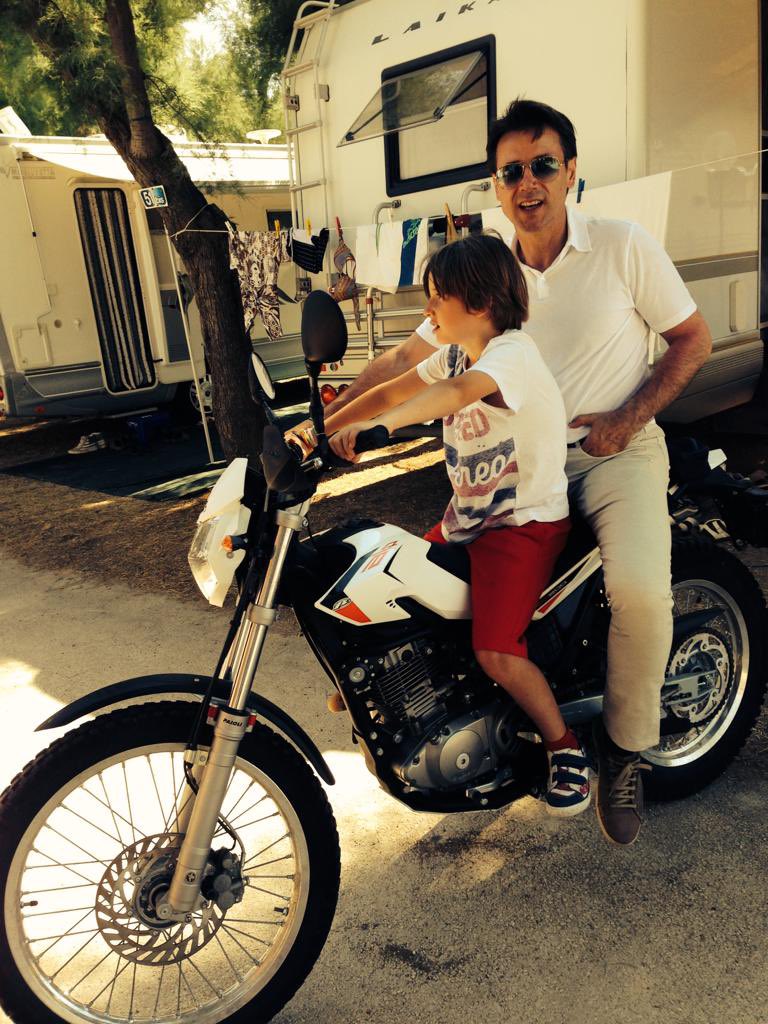 GiuseppeConteIT's tweet photo. Fra i tanti momenti vissuti con particolare intensità, quelli condivisi con i figli vanno di diritto nel cassetto più bello dei ricordi. Non è mai semplice crescere un figlio, ma è un'emozione continua provare a crescere con lui e per lui. Auguri a tutti i papà. #festadelpapà https://t.co/tgIjwfAZY5