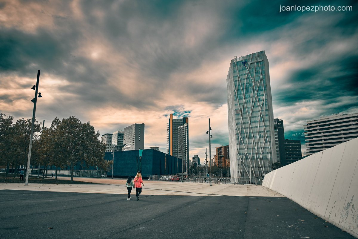 #Esplanade on the way to the #city

📸 Fujifilm X-T4

📷 Fujinon XF 16-55mm F2.8 R LM WR

⚙️ Distance 16.0 mm - ISO 160 - f/8.0 - Shutter 1/500

#barcelona #cityscape #forumbarcelona #street #streetphotography #urbanphotography #clouds #cloudscape #photography #fujifilmxt4 #xt4