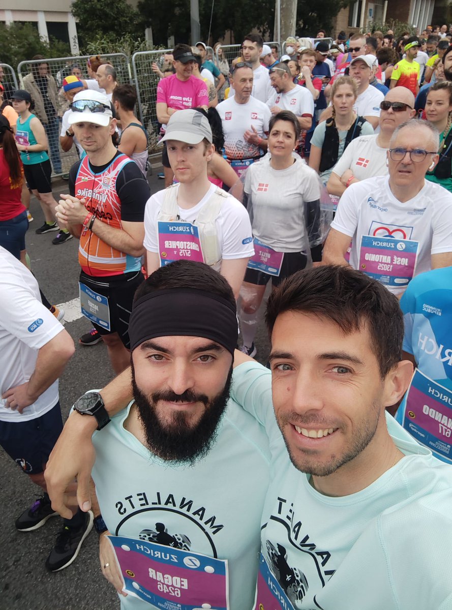 Dos Manalets fent una exhibició pels carrers de Barcelona, els de darrere purament fans del nostre club, gràcies pels ànims! <a href="/maratobarcelona/">Zurich Marató Barcelona</a>