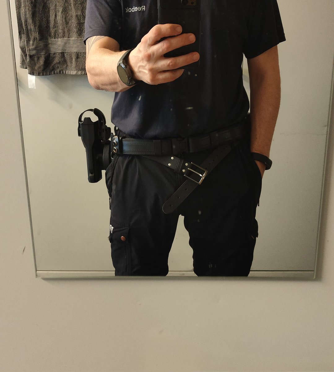zarsatan's tweet photo. Irgendetwas stimmt mit dem Gürtel nicht. 😁 https://t.co/TNCTQOXGn9