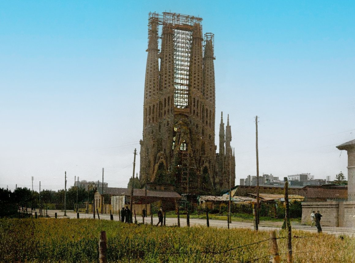 CatalunyaColor's tweet photo. La Sagrada Família, a la dècada de 1910. 
📸AFB https://t.co/fqmInzLF8p