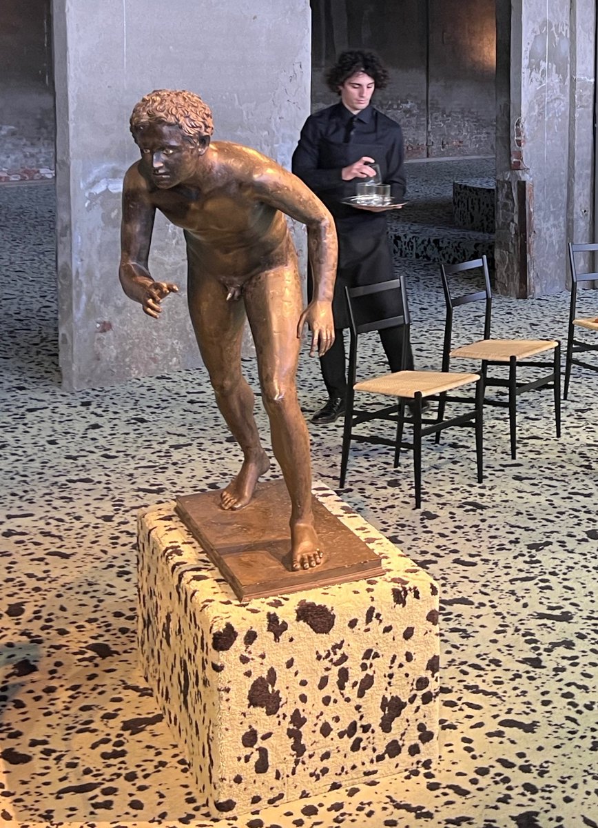 ptucci2's tweet photo. @g_sangiuliano Anche l'esposizione di alcune sculture su fondo stracciatella (perché è il gusto preferito di uno stilista), per tre giorni e per pochi invitati, è stata considerata una #bravata , anche se ci avete guadagnato qualche spicciolo https://t.co/BgsNvRzH0K