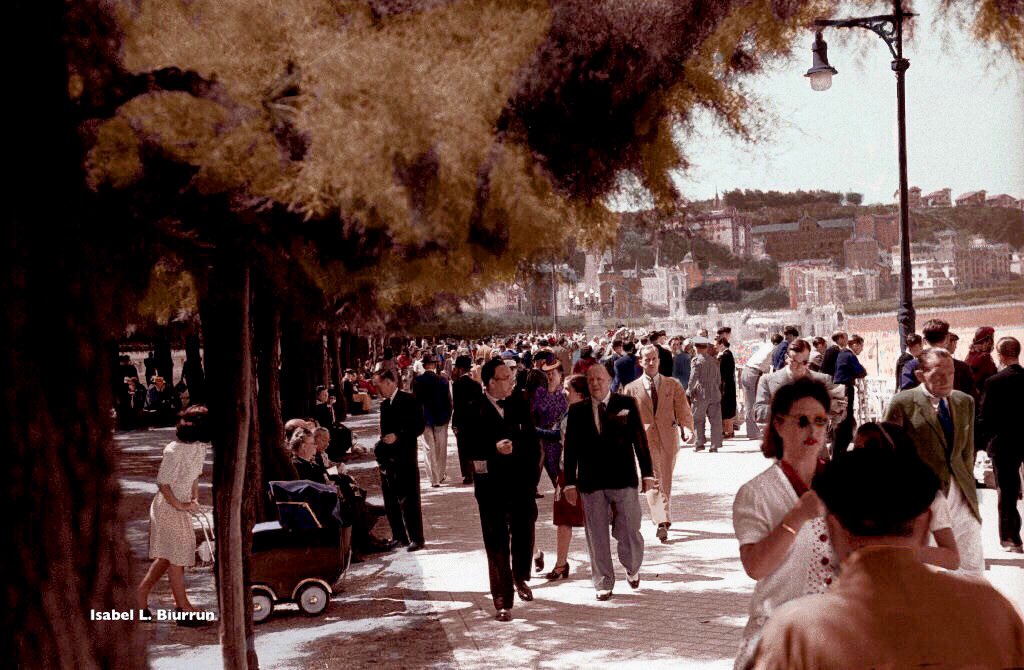 Años 40/50, paseando por la Concha.