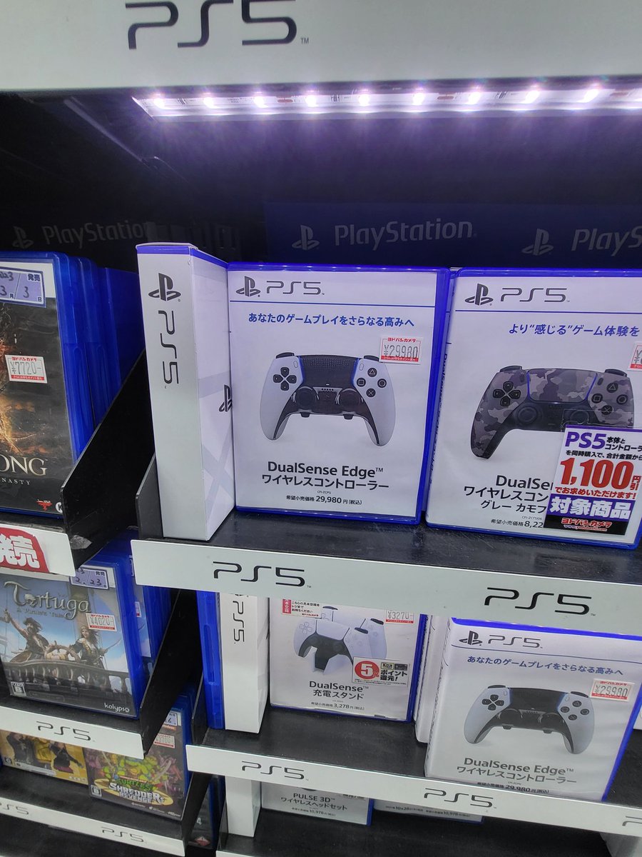 SaitoVlog's tweet photo. DualSence Edgeコントローラー普通に売ってる新宿ヨドバシ、ということで購入 https://t.co/ZdbODDmz4h