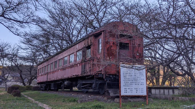 谷汲口駅の保存客車。もう朽ちてる… 