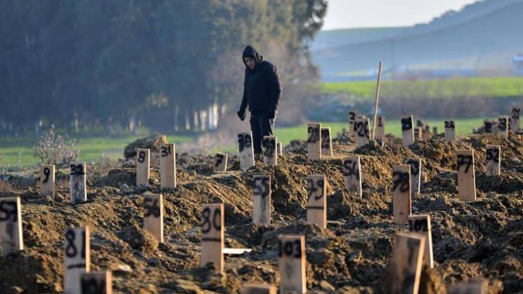 Hatayist's tweet photo. Gece sevdiklerimizle birlikte uyuduk, sabahında hiç tanımadığımız insanlarla aynı mezara kimsesiz olarak gömüldük.

06.02.2023 04:17 #Hatay https://t.co/cVLQ63WYYu