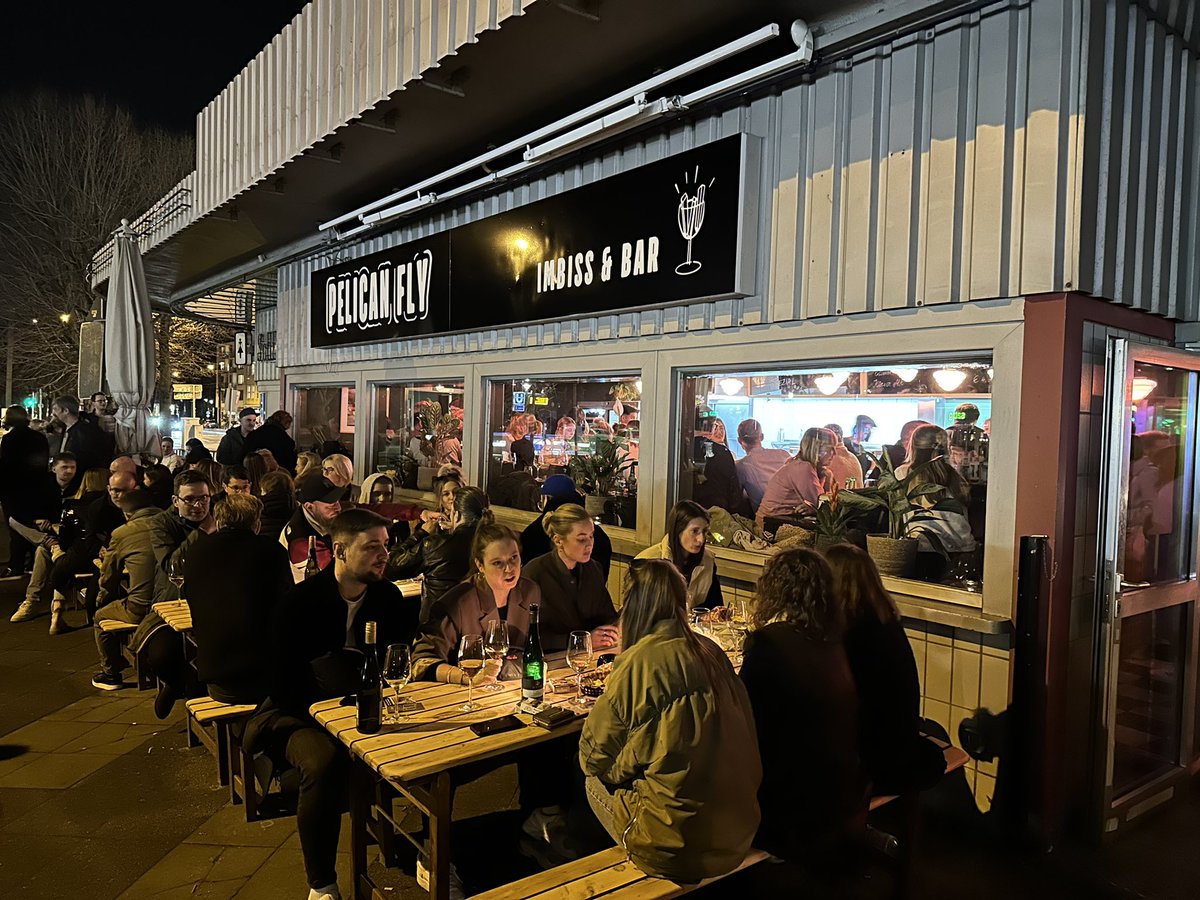 MeindlFCB's tweet photo. Fly, Pelican, fly! Pre-Opening im Pelican Fly by #AskToni!🍟🍾 @VisitDusseldorf @weininstitut @ProWein @falstaff @rpo_duesseldorf https://t.co/cSWCoVbyQc