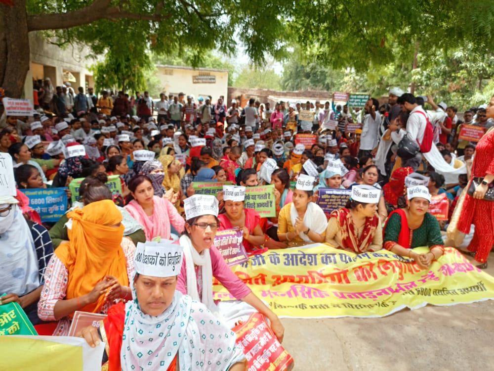 आदरणीय उपमुख्यमंत्री <a href="/kpmaurya1/">Keshav Prasad Maurya</a> जी आपके नाम पर बीजेपी हम पिछड़े दलितों को सिर्फ ठगने का काम कर रही 6800 आरक्षित वर्ग की चयन सूची को आप सब ने कोर्ट में लचर पैरवी करके रद्द करवा दिया पिछड़ों दलितों के साथ अन्याय अत्याचार कब तक !
# 69000 शिक्षक भर्ती आरक्षण घोटाला <a href="/AnupriyaSPatel/">Anupriya Patel</a>