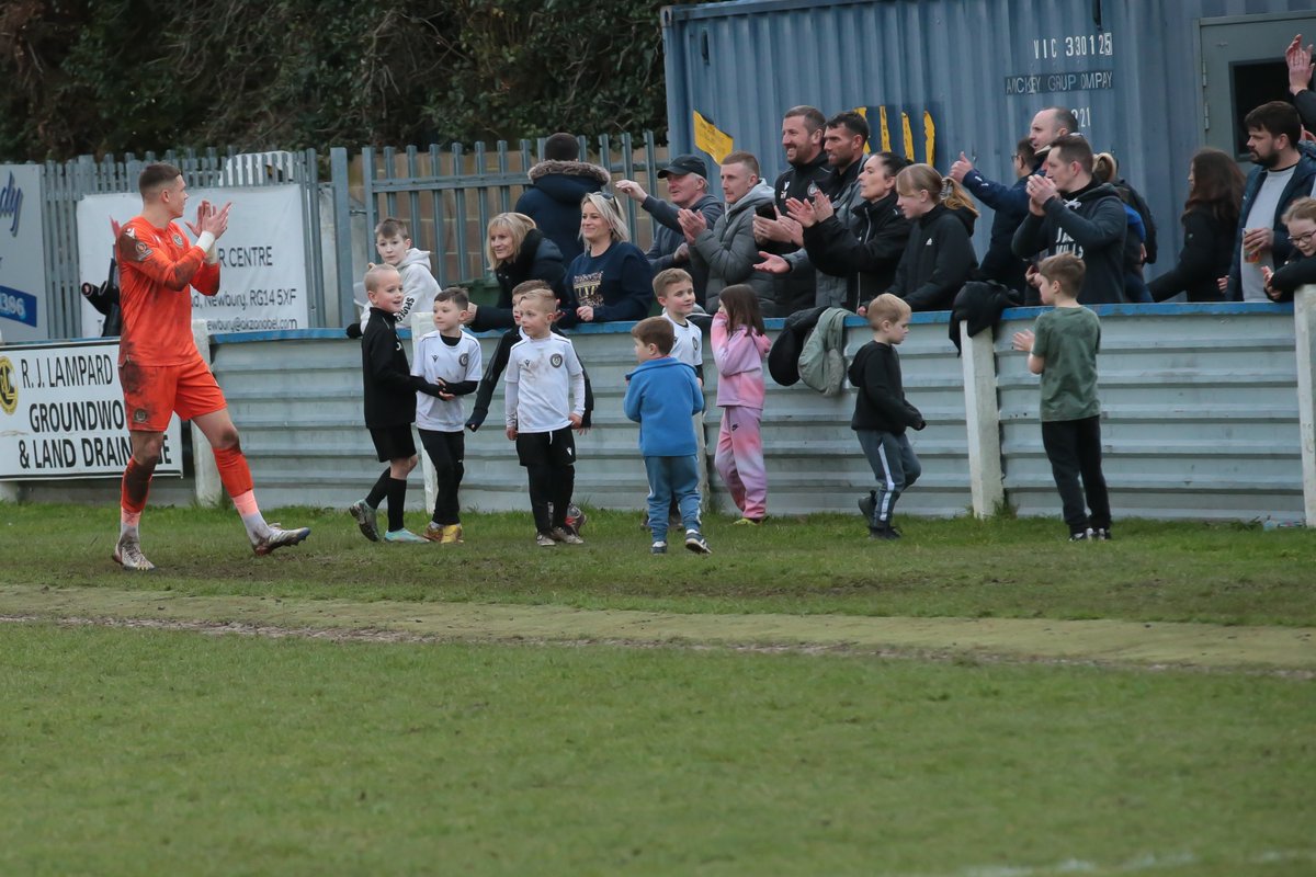 Nice to see @Jed_ward20 & @RJonesy78 take time out with our @htfcjuniors1982 making there day after a big win for @HungerfordTown yesterday @NonLeagueCrowd @fiberkshire @Official_BRFC @nickypinks @HtfcPatrick @Lukeo45 @martypl76 @67_balti