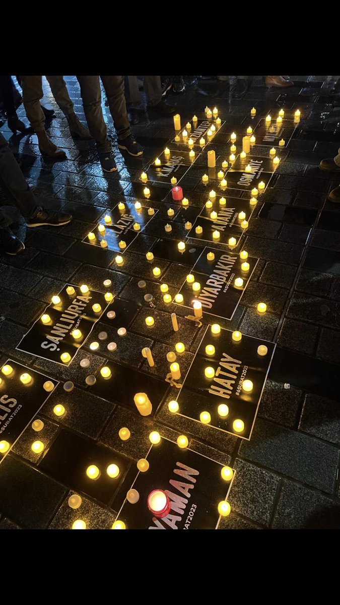 10 ilimizi etkileyen sarsıcı depremin 40. Gününde tüm kaybettiklerimizi ve meslektaşlarımızı andık. Anıları mücadelemizde yaşayacak. Tüm ihmallerin hesabını soracağız.