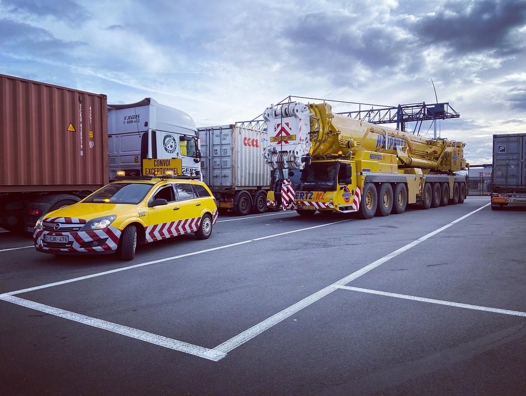 BelgoPilotsBE's tweet photo. Quickly recharge the batteries because tonight we start again. 🔋

🇳🇱🇧🇪🇱🇺🇫🇷🇩🇪

#uitzonderlijkvervoer #uitzonderlijktransport #convoiexceptionnel #transportexceptionnel #exceptionaltransport #abnormalload #schwertransport

✉️ pilots@belgopilots.be
🌐 https://t.co/xTDY7FIZud https://t.co/t0iSU5Cza1