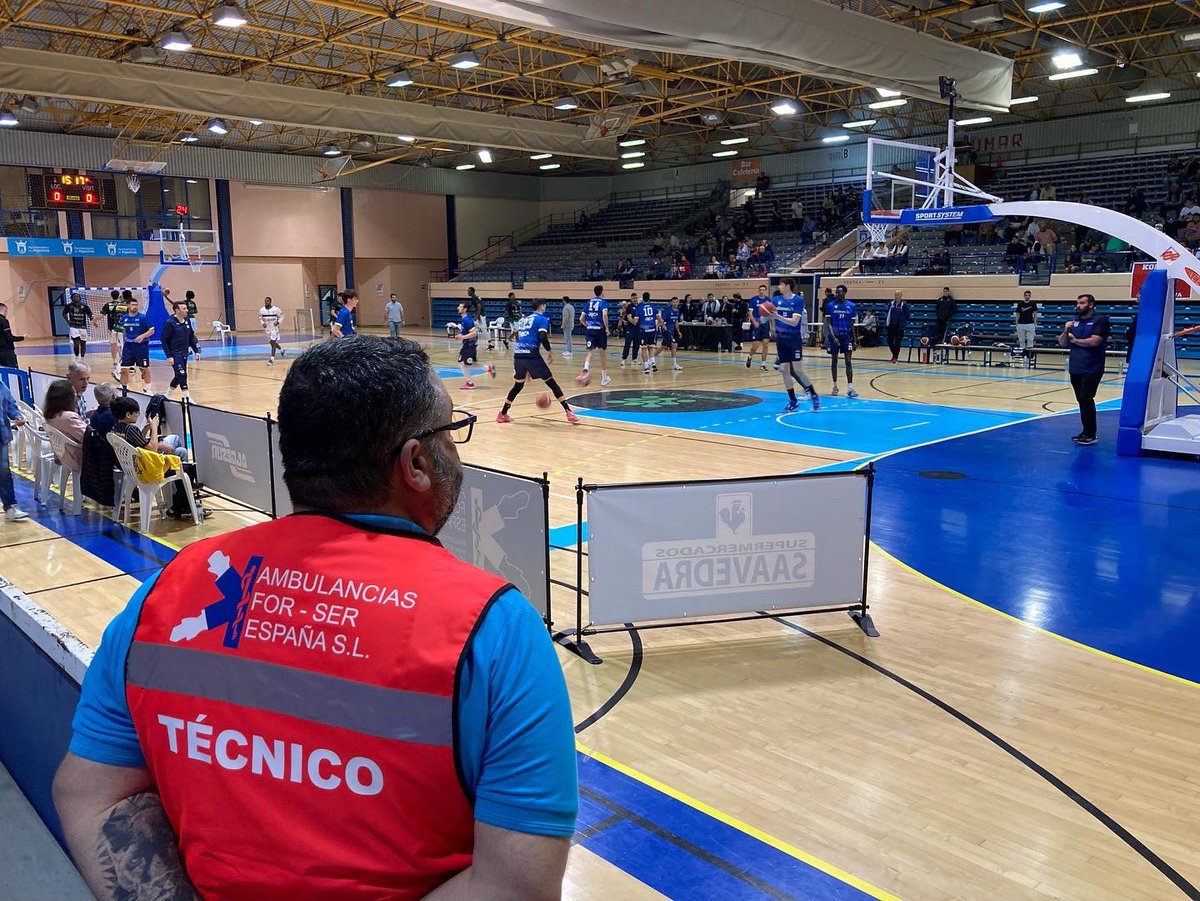 Nuestro dispositivo preventivo dispuesto para apoyar al @udeaalgeciras y cuidar de la salud de todos en el partido de hoy en el polideportivo municipal de #algeciras. #algecirasport #udeaalgeciras
#vamosudea🏀 #serviciospreventivos #ambulancias #eventosdeportivos #equiposanitario