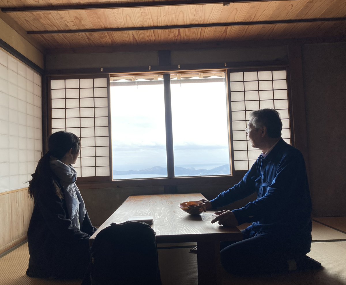 yokolabo's tweet photo. 隠岐の島の島前ランドスケープ。
焼火神社の春霞景色を宮司の松浦さんと眺める娘。ここは下界と天界の狭間にある。 https://t.co/UkwDBh1O48