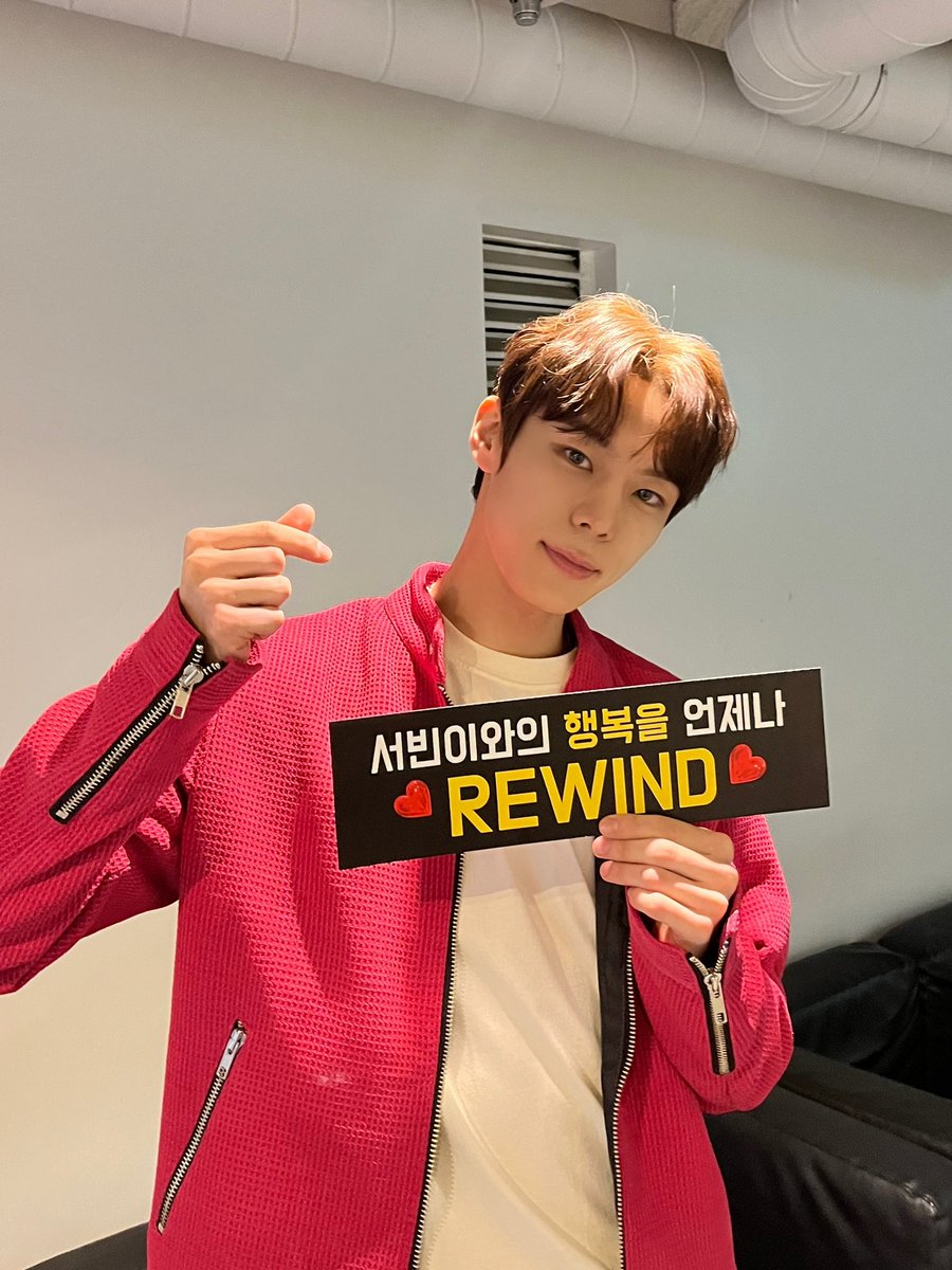 Official_Seobin's tweet photo. 주니퍼의 사랑으로 가득찬 하루💛
조심히 들어가요!!👋🥰

#윤서빈 #YoonSeobin
#주니퍼 #Juniper
#full_of_you https://t.co/6qcEoSppWm