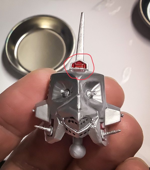 どうもこの接着面自体が左に寄ってるみたい。これは直すの面倒だから(綺麗に剥がせても頭頂部の銀色全部塗り直しになる)ほっとこう。(h 