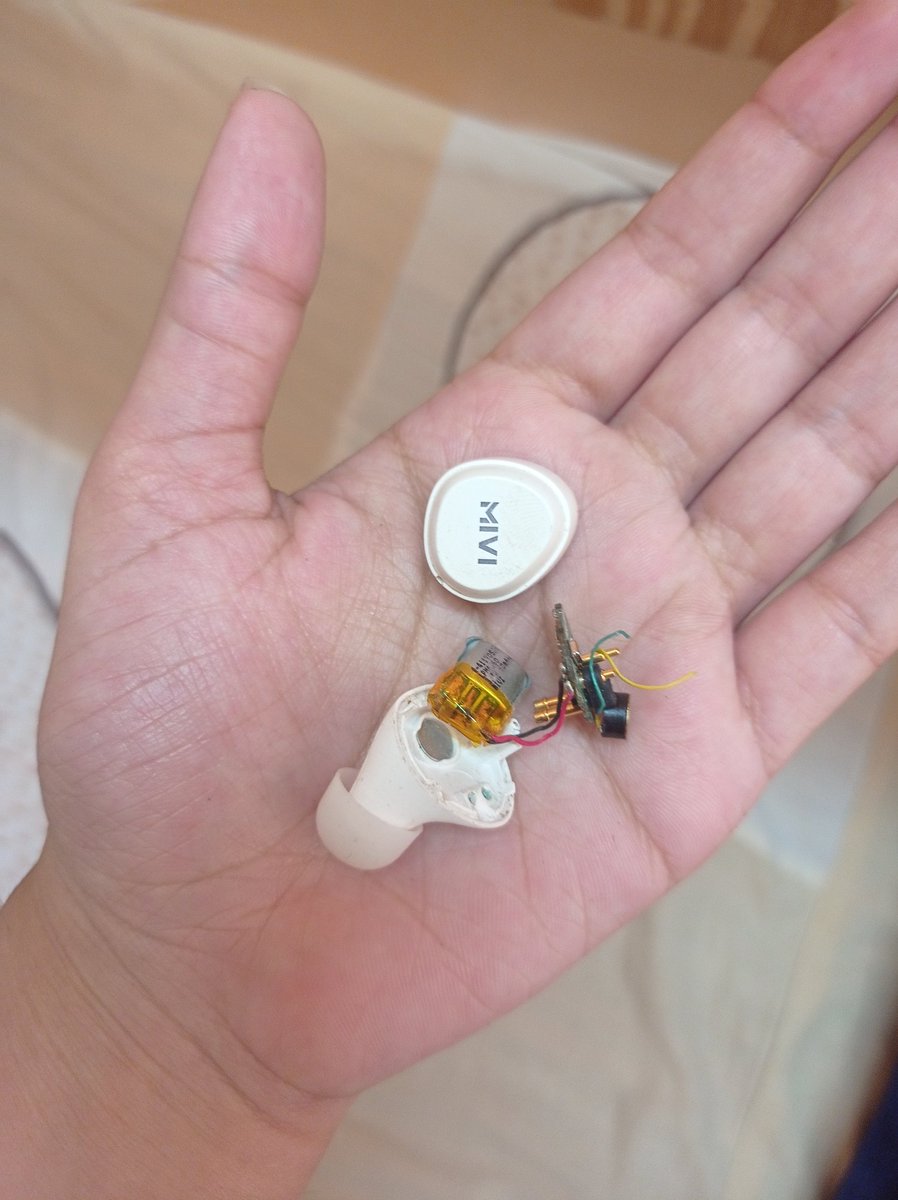 __oldmonk_'s tweet image. art and the artist.
(Me and my clumsy ass😭)