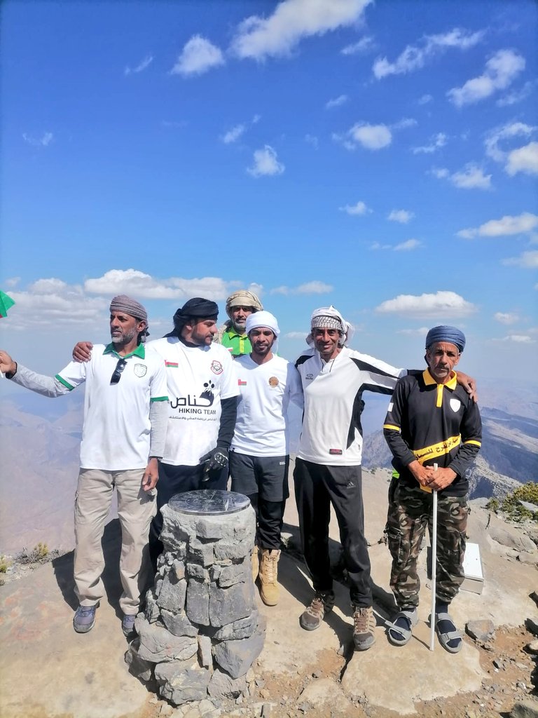SHIN_HIKINGTEAM's tweet photo. مسير البوصلة | بمشاركة عدة فرق وهواة المشي   في مسير البوصله ومن بينهم أعضاء من فريق #شناص لرياضة المشي والاستكشاف وصل جميع المغامرون إلى أعلى قمة جبل شمس (البوصلة) ب #ولاية_الحمراء على أرتفاع مايقارب 2900 متر تقريبا عن سطح البحر يوم الجمعة
2023/03/17م 
نبارك لكم هذا الإنجاز 🇴🇲 https://t.co/yqRYdW7zI6