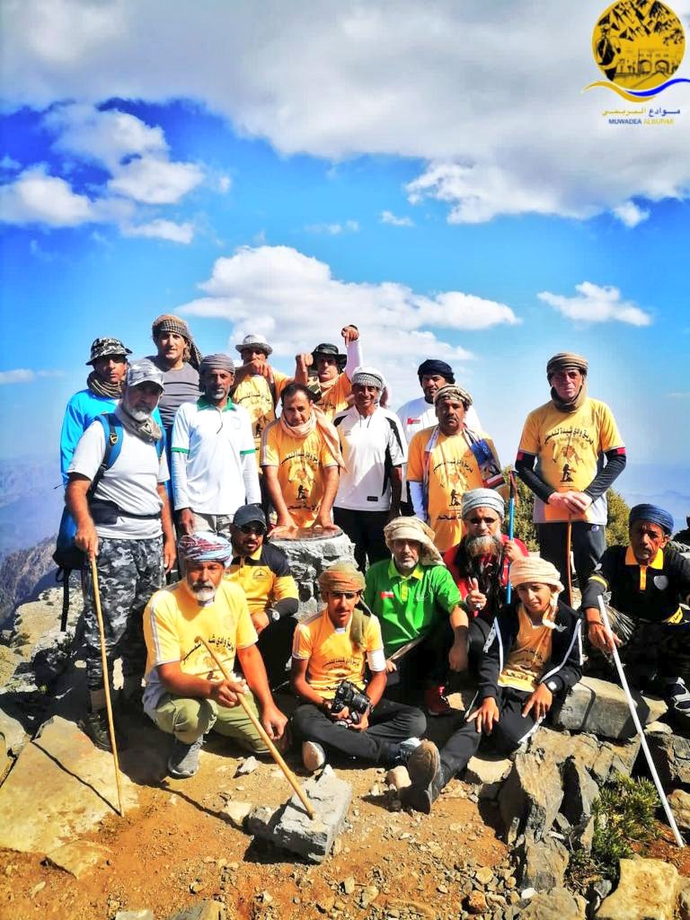 SHIN_HIKINGTEAM's tweet photo. مسير البوصلة | بمشاركة عدة فرق وهواة المشي   في مسير البوصله ومن بينهم أعضاء من فريق #شناص لرياضة المشي والاستكشاف وصل جميع المغامرون إلى أعلى قمة جبل شمس (البوصلة) ب #ولاية_الحمراء على أرتفاع مايقارب 2900 متر تقريبا عن سطح البحر يوم الجمعة
2023/03/17م 
نبارك لكم هذا الإنجاز 🇴🇲 https://t.co/yqRYdW7zI6