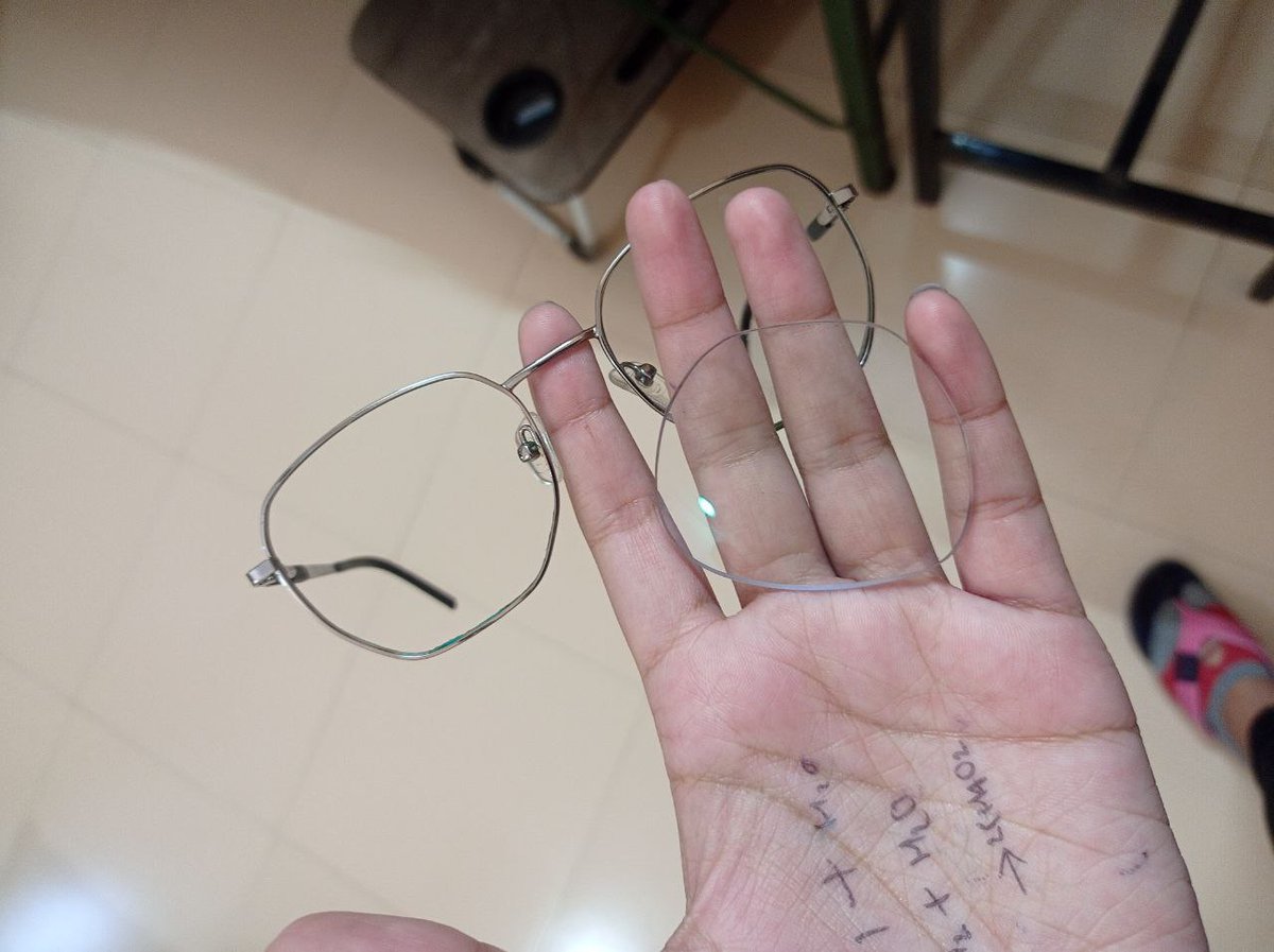 __oldmonk_'s tweet image. art and the artist.
(Me and my clumsy ass😭)