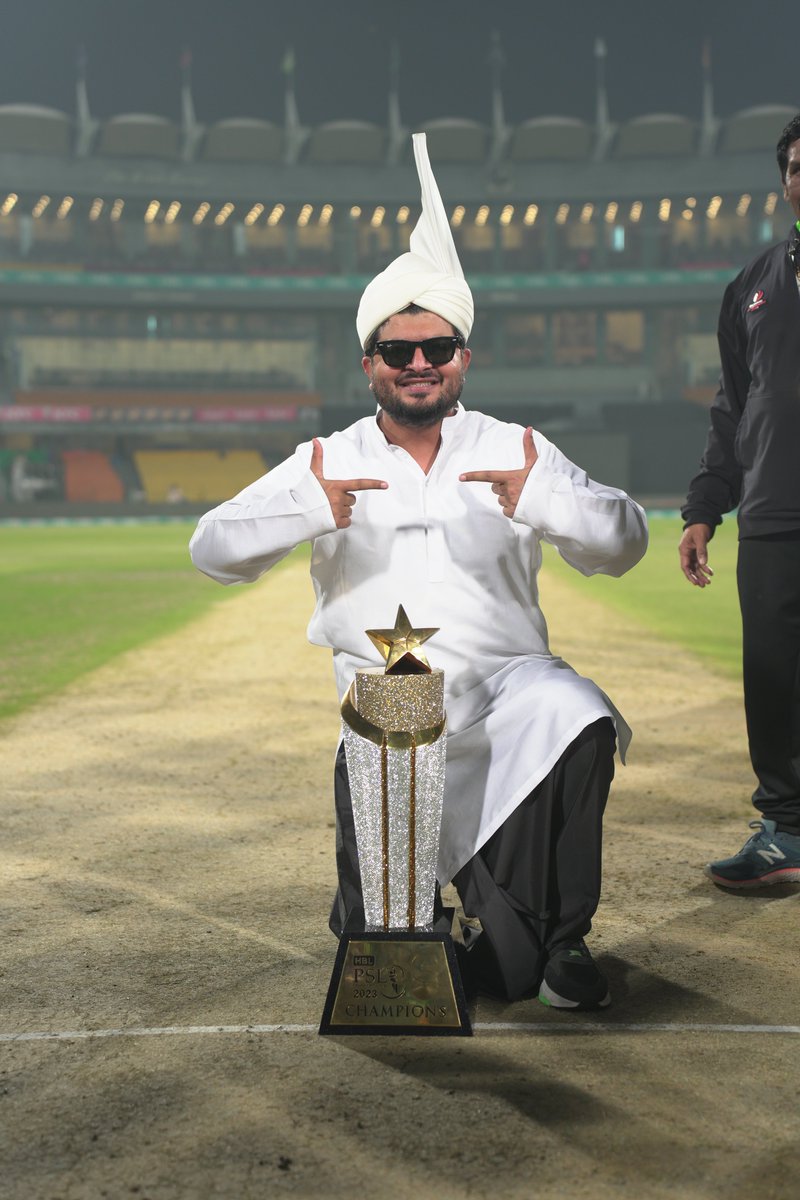'It's all about winning a Trophy' Basheera da Brand poses with the Trophy 📸🏆 #QalandarHum #HBLPSL8