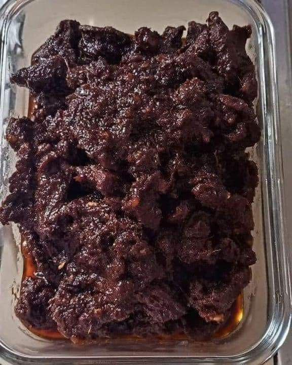 Mesti ramai suka makan daging kan?

Resepi Daging Masak Hitam

1kg daging lembu
Kicap cap unta / kicap tongnam / atau apa apa jenis kicap yg ada di pasaran
2 sudu gula atau gula apong
Setengah sudu serbuk jintan putih
Setengah sudu serbuk jintan manis
1 cawan kismis
Minyak utk