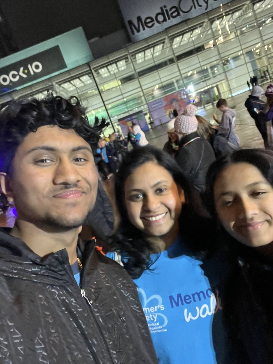 ##AlzheimersCare## memory glow walk at Salford Media city 😍Proud to be part of MFT✌️ especially representing Ward 30 &amp; ward 5😍. Also my kids joined me for this great walk😍