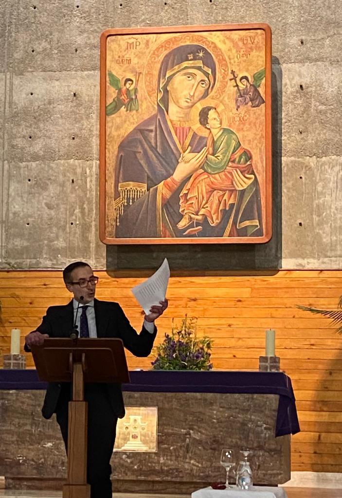 salvacionjerez's tweet photo. Gran momento el vivido ayer en el V Pregón a nuestra Hermandad con el pregonero Rafael Marín y su presentador Antonio Montoro. Agradecer la gran acogida y asistencia y la compañía de la Delegada Diocesana y miembros del Consejo de UUHH. https://t.co/mXx31xqQxu