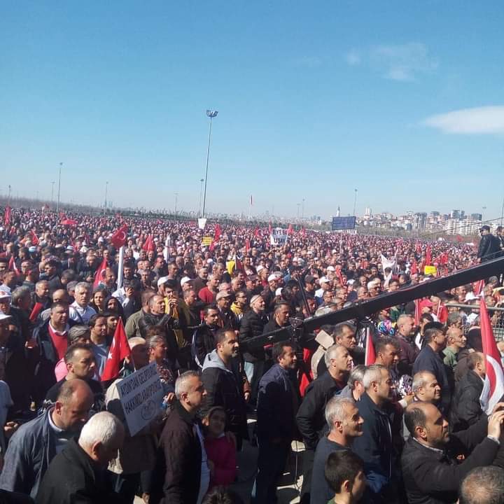 Ey mücadelenin şehri İstanbul

Arkamızda 1 mağdur arkadaşımız kalmamalı dedik ve bugün yine kar kış demeden meydanlardayız hak aramaya devam ediyoruz

Kadıköy iskele meydanında basın açıklamamıza bekliyoruz

#EYTKadıköydeTekSes