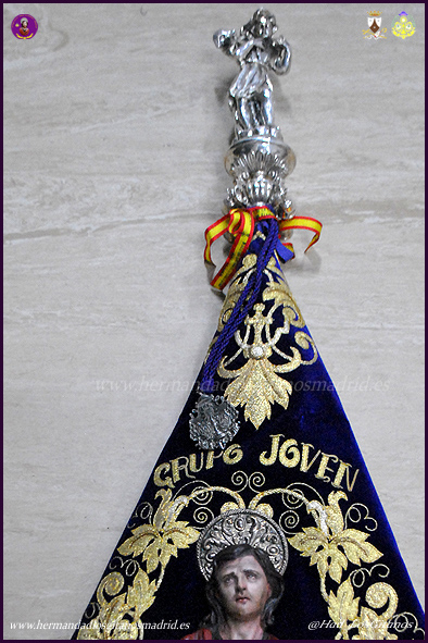 "Que suerte Dios Mío,
Por habernos enseñado,
a querernos como hermanos.
Por eso fijaros,
en el banderín del Grupo Jóven,
donde está la medalla,
de un hijo cofrade,
antes que sacerdote,
su vida entrego para proclamarte,
¡SEÑOR DE LOS GITANOS!"
Carlos Amores Pregón <a href="/Had_LosGitanos/">Had. Los Gitanos - Madrid</a>