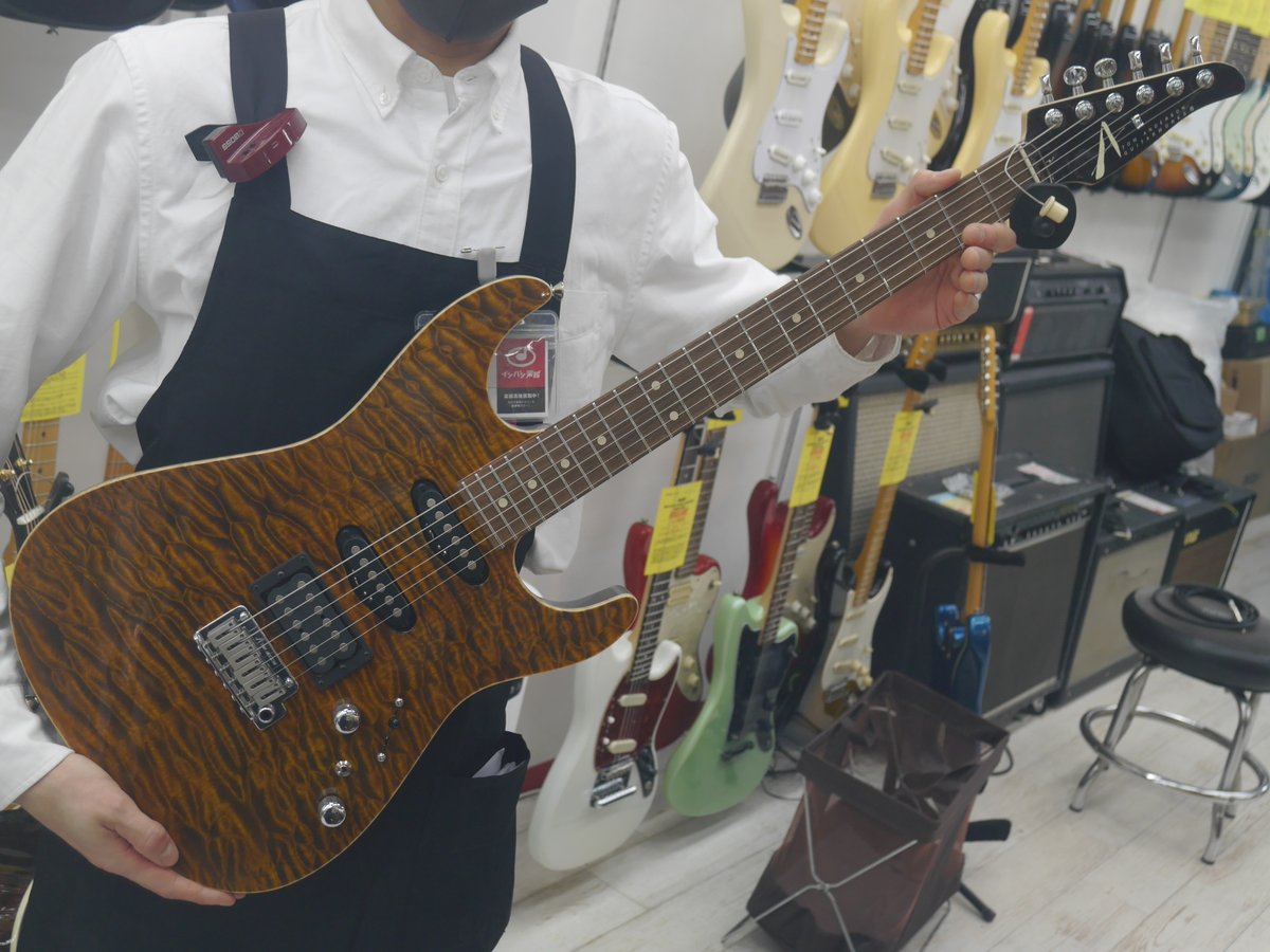 1484_shinjuku's tweet image. 【1階中古エレキフロア】
憧れの #TomAnderson ‼️
タイガーアイ･カラーで見た目もオーラを放っております🐯✨

[⬇️ご注文はこちらから⬇️]
✅ishibashi.co.jp/ec/product/280…

#DropTop #トムアンダーソン #ドロップトップ #オススメギター #イシバシ新宿